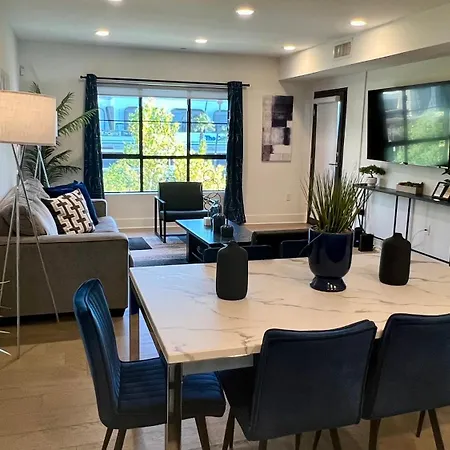 The Century City Cozy 3 Bedroom Apartment With Free Parking! 303